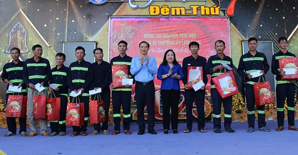 Hình ảnh cho bài viết Đồng chí Nguyễn Thái Học tặng quà cho công nhân môi trường đô thị